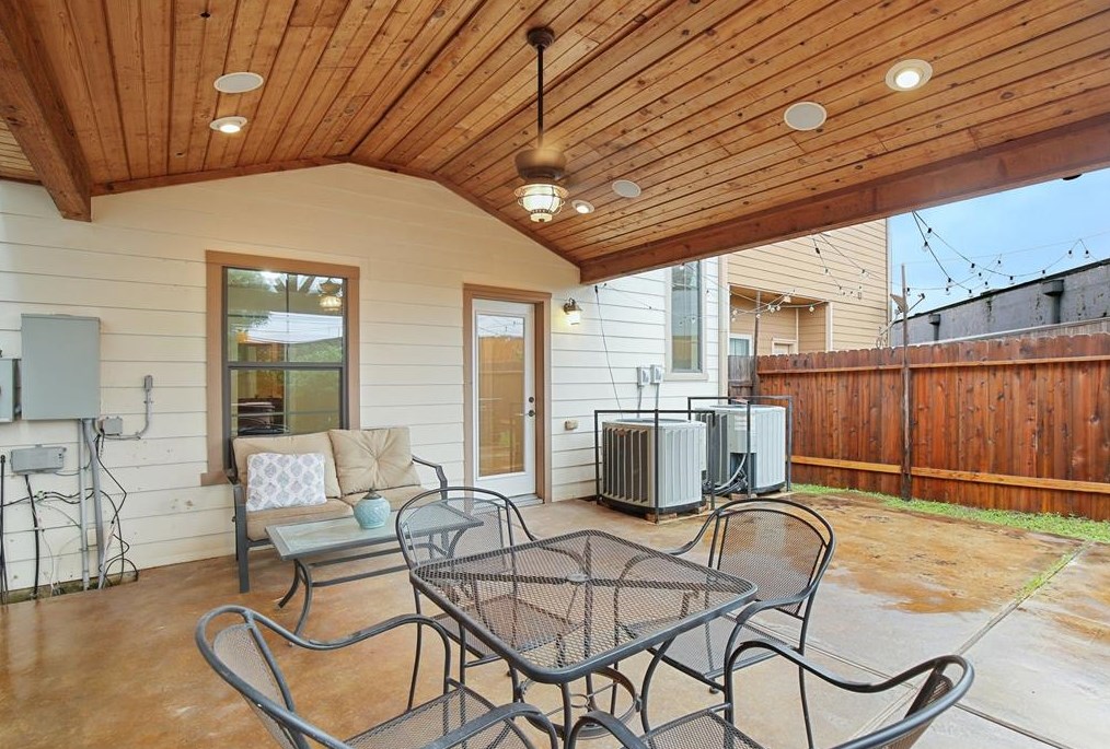 1123 Hempstead Villa Ln, Houston TX  77008-6048 exterior