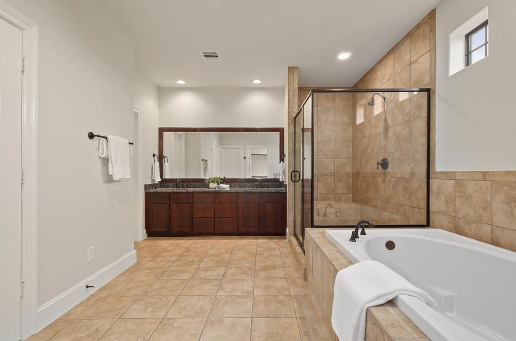 1123 Hempstead Villa Ln, Houston TX  77008-6048 exterior