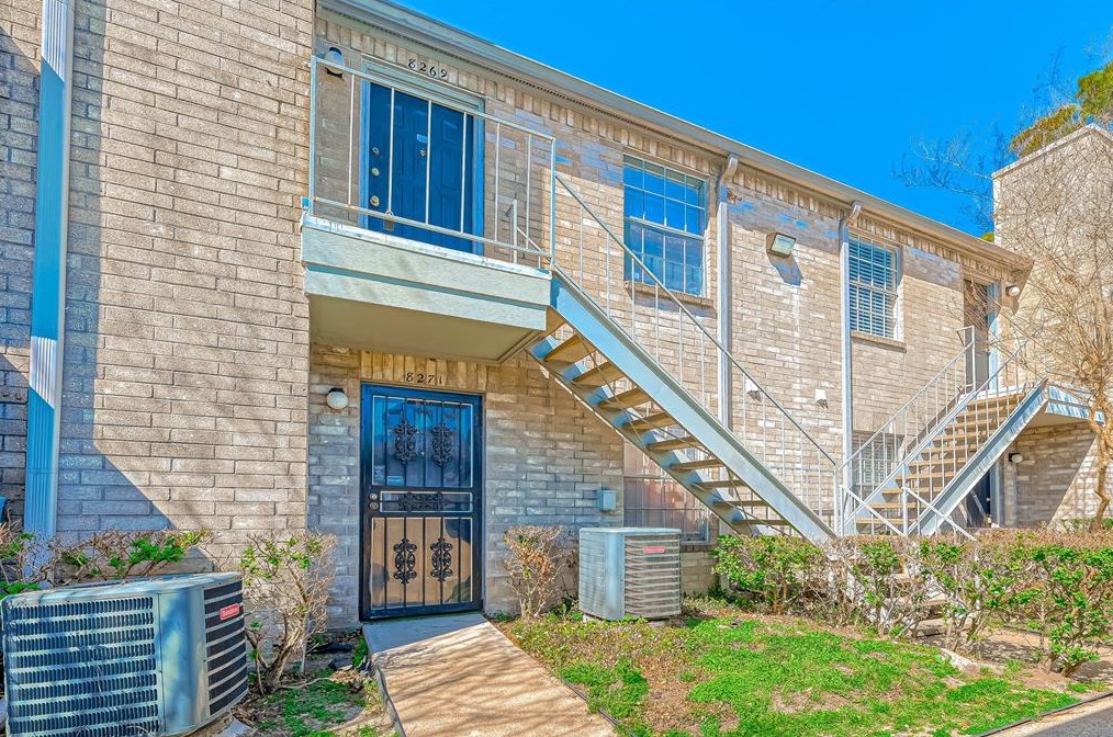 8269 Creekbend Dr, Houston, TX 77071