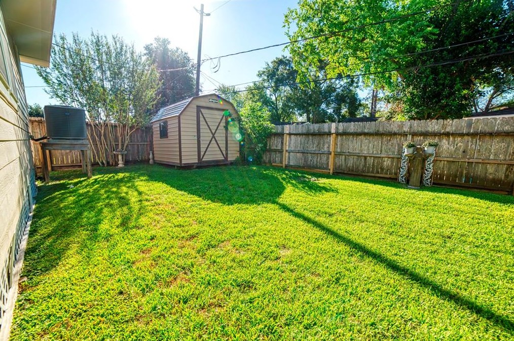 5821 Ariel St, Houston TX  77074-7101 exterior