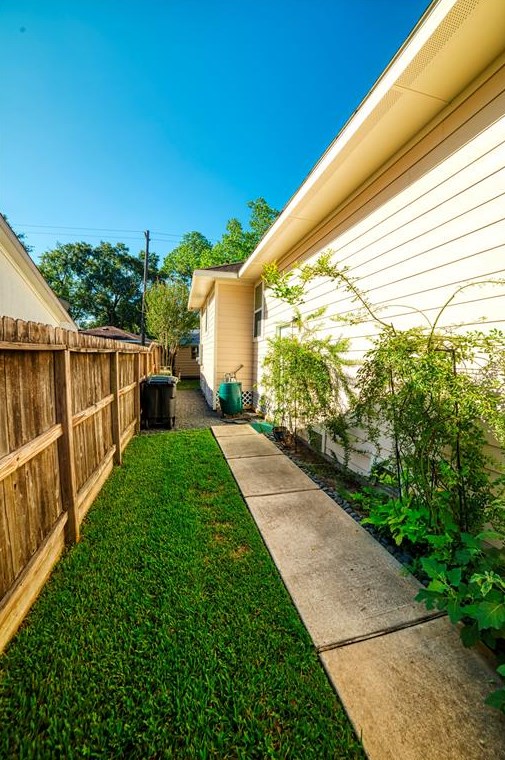 5821 Ariel St, Houston TX  77074-7101 exterior