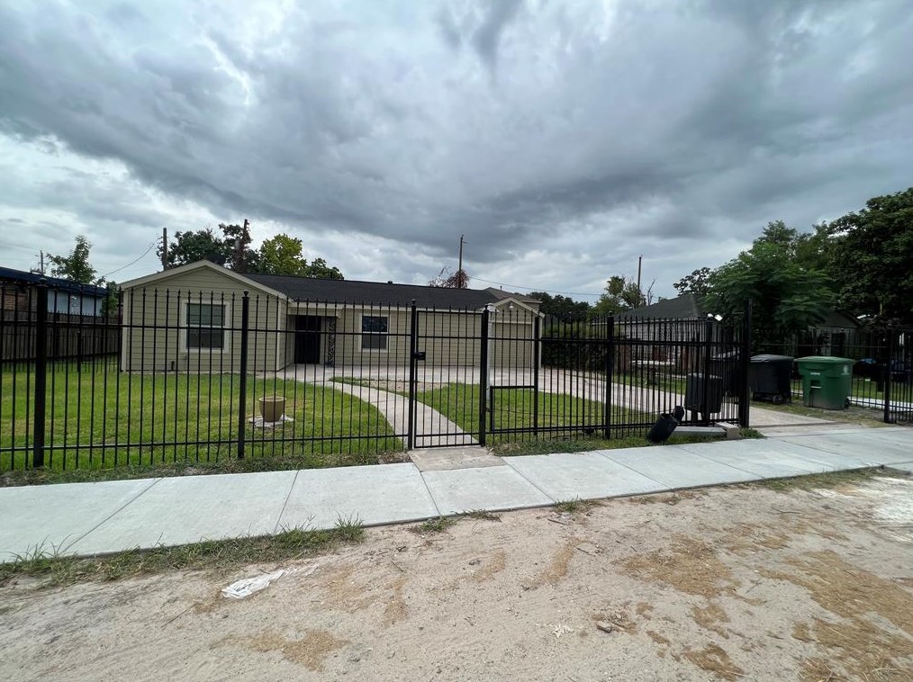 270 Sunnyside St, Houston TX  77076-0032 exterior