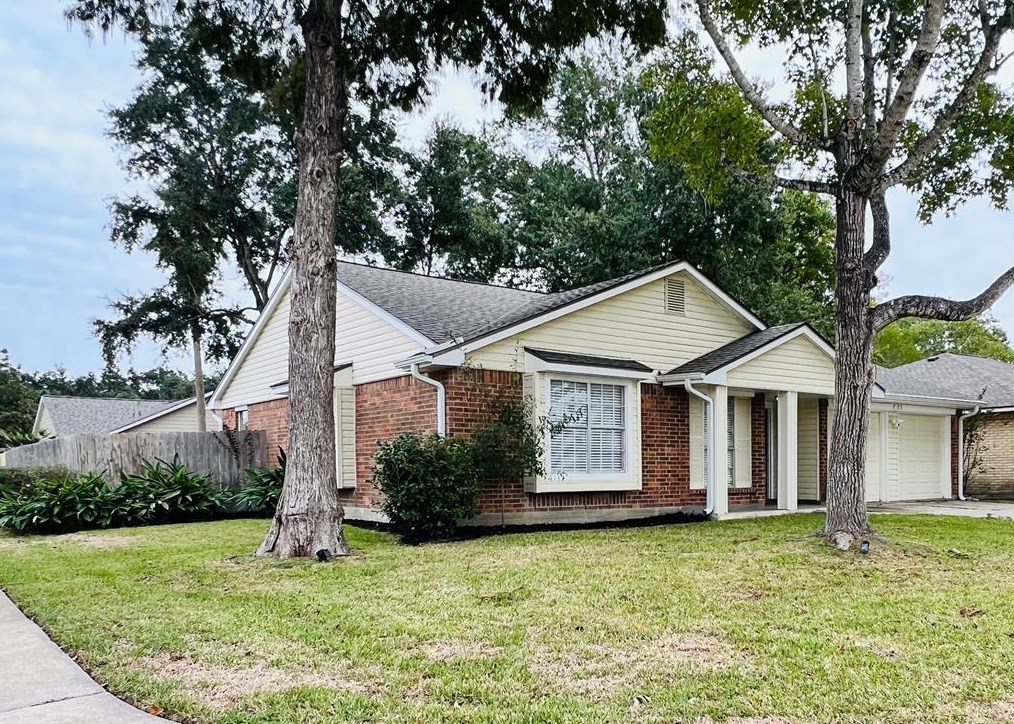 402 Forest Hills Dr, League City, TX 77573