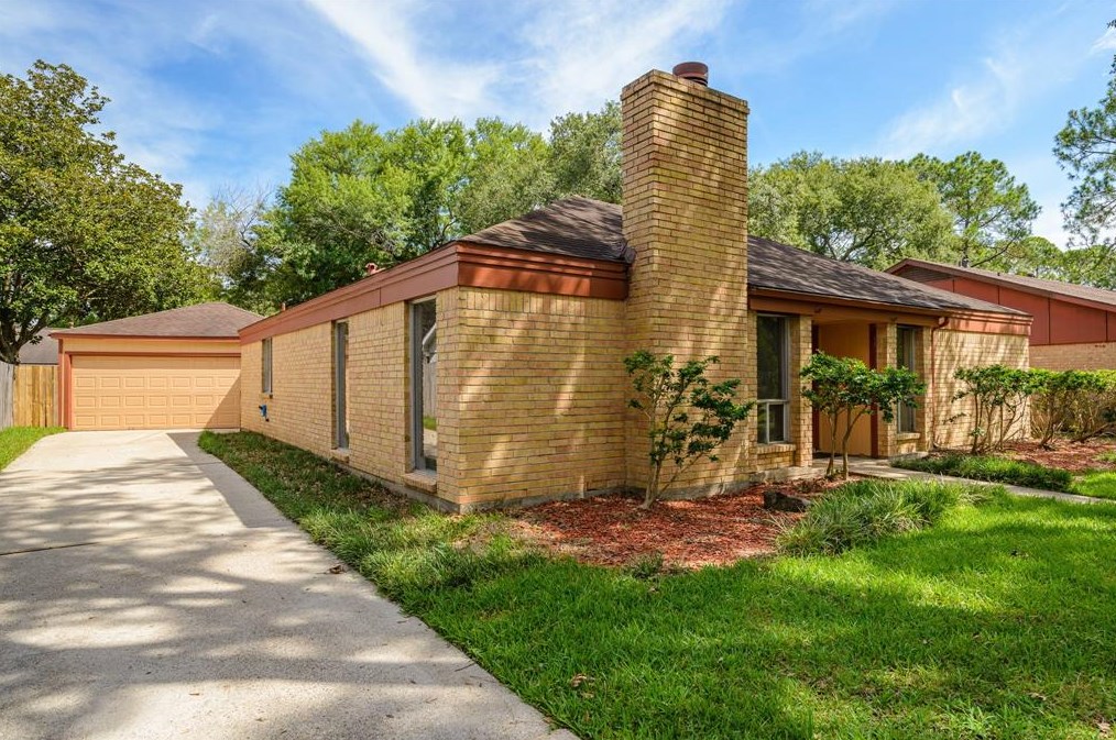 16023 Havenhurst Dr, Houston TX  77059-5207 exterior