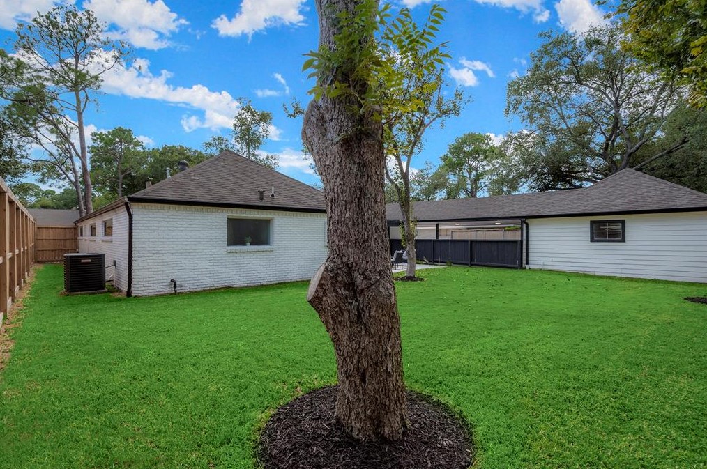 5306 Rutherglenn Dr, Houston TX  77096-4146 exterior