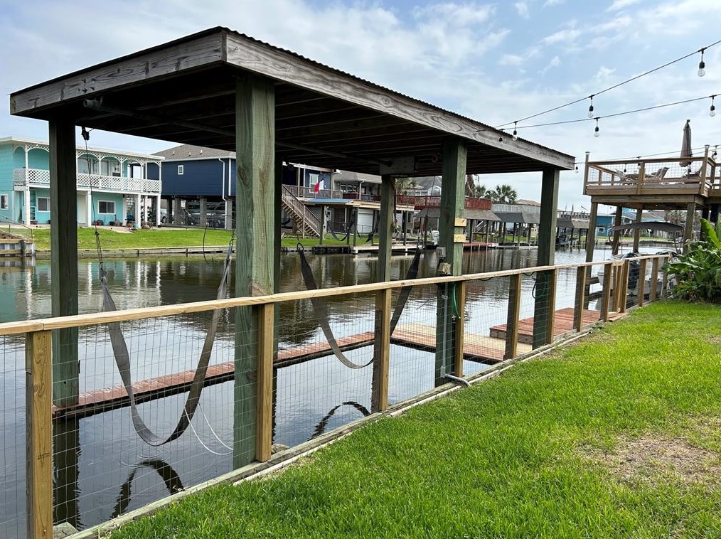 1 Dolphin St, Hitchcock, TX 77563