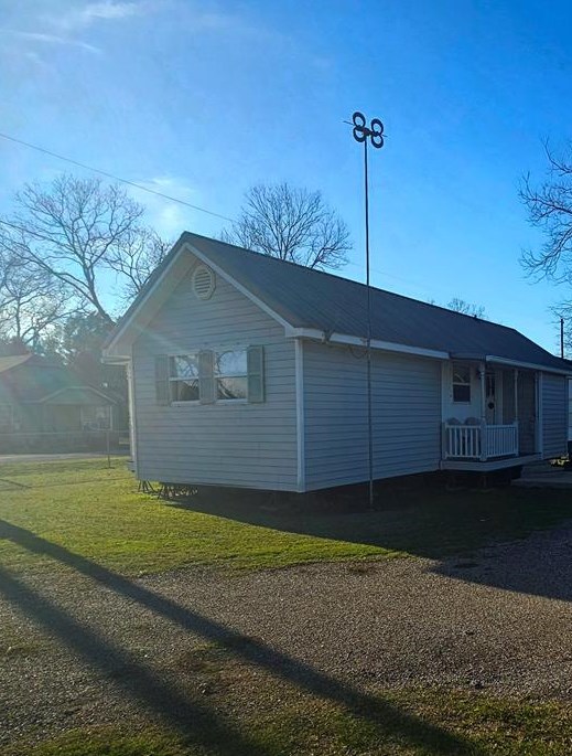 907 Vacuum St, Iago, TX 77420-9349