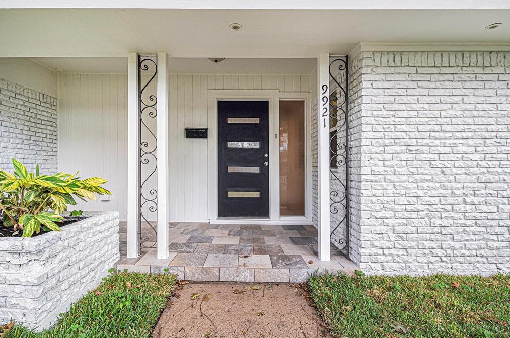 9921 Westview Dr, Houston, TX 77055