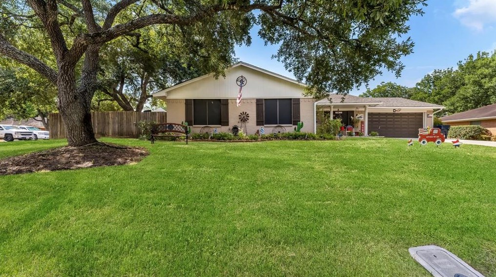 1001 Windy Dr, Brenham, TX 77833-4751