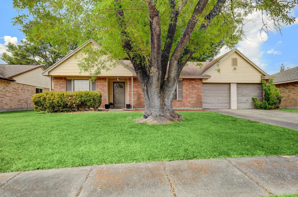 7406 Shoshone Dr, Baytown, TX 77521-9779