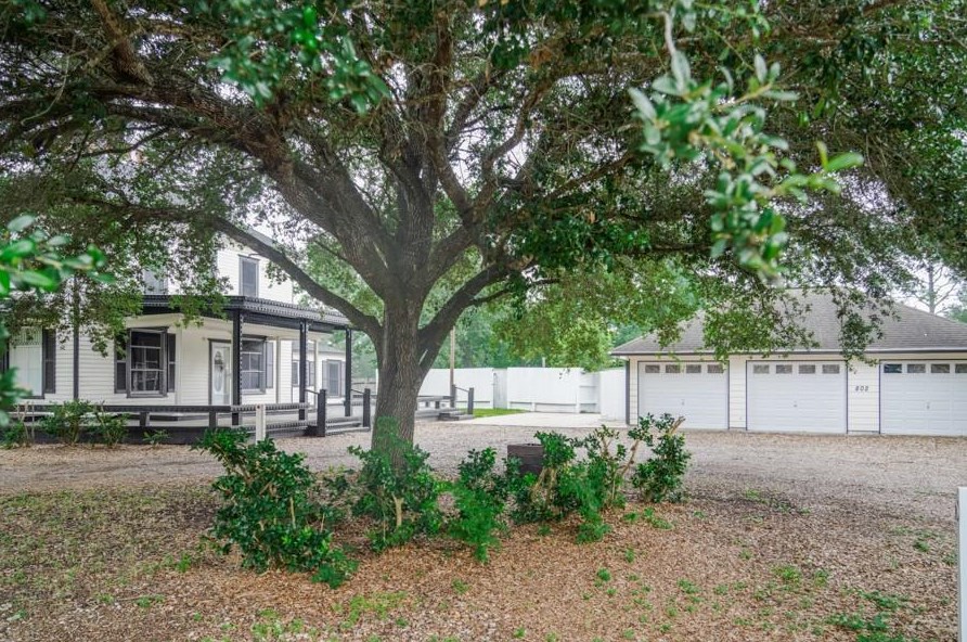 802 N Wharton St, Jones Creek, TX 77437