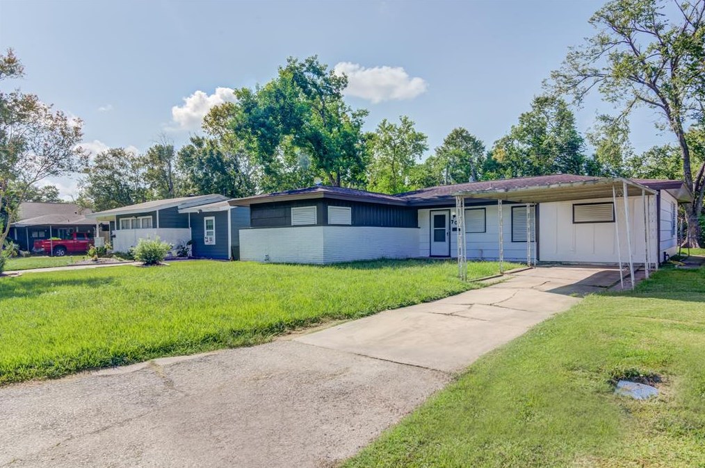 707 Temple Dr, Hitchcock, TX 77563