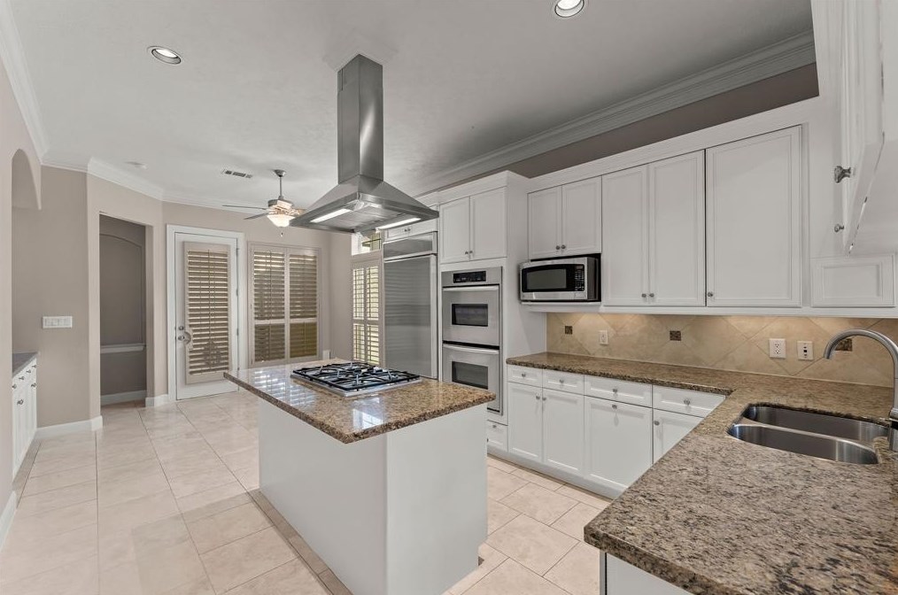 1038 Memorial Village Dr, Houston TX  77024-4454 exterior