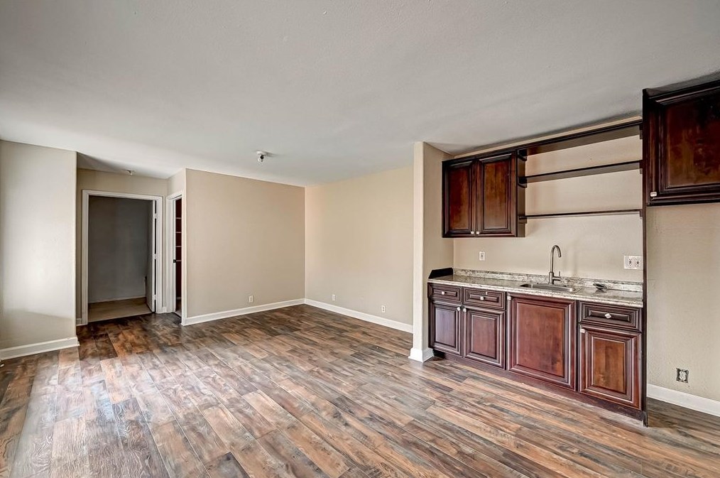 2015 Chaparral Dr, Houston TX  77043-2401 exterior