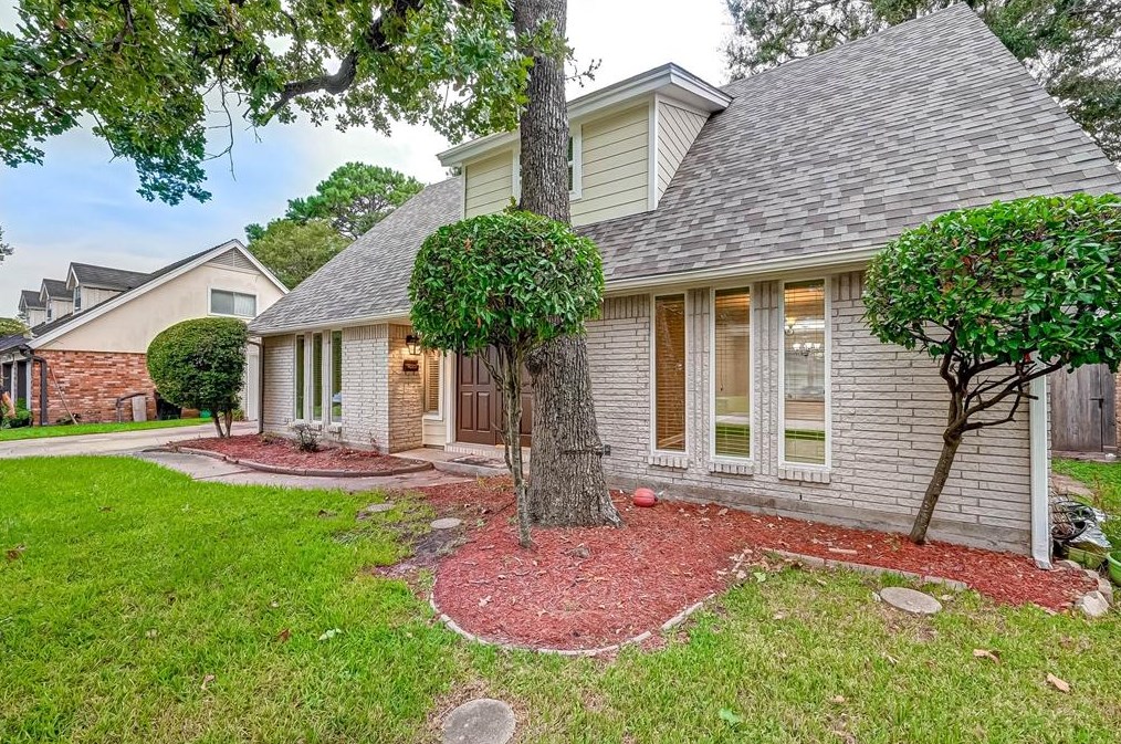 2015 Chaparral Dr, Houston TX  77043-2402 exterior