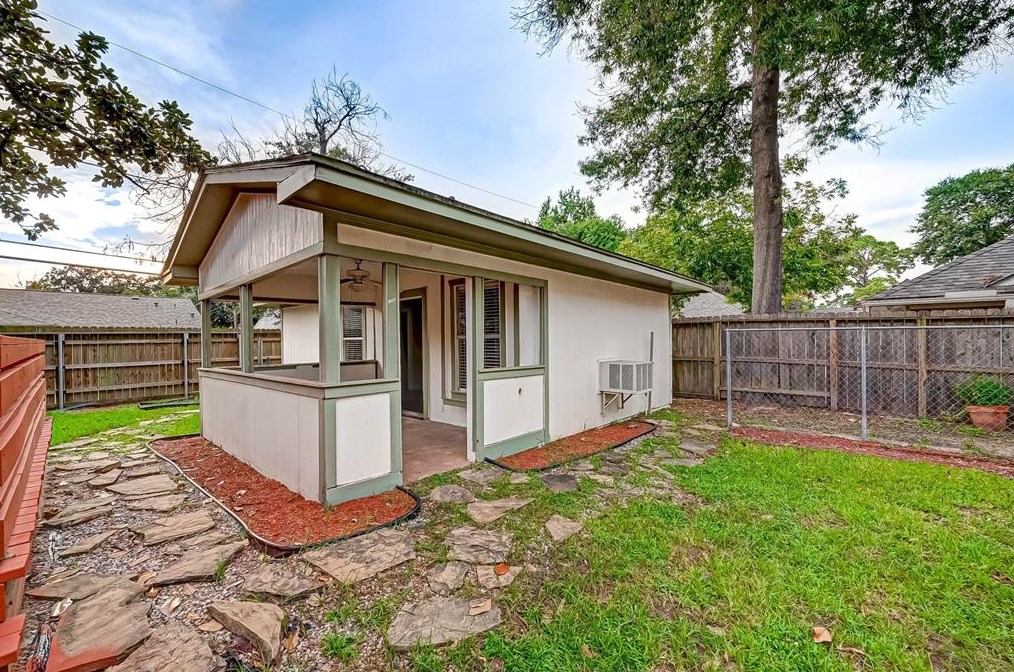 2015 Chaparral Dr, Houston TX  77043-2401 exterior