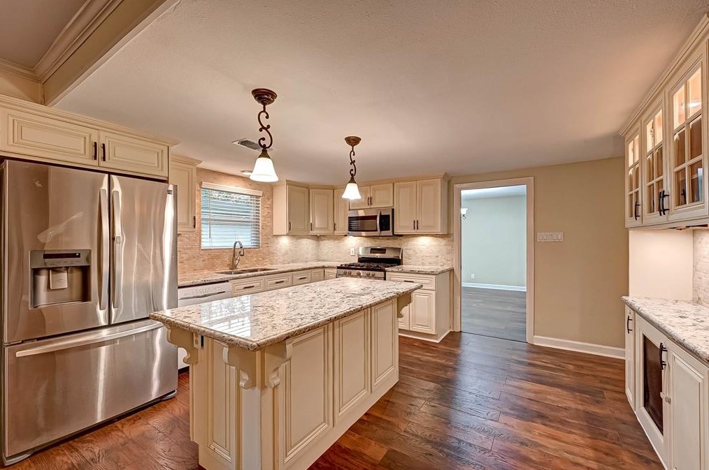 2015 Chaparral Dr, Houston TX  77043-2401 exterior