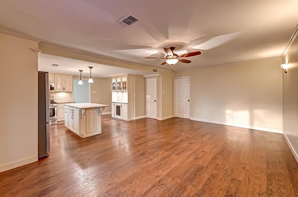 2015 Chaparral Dr, Houston TX  77043-2401 exterior