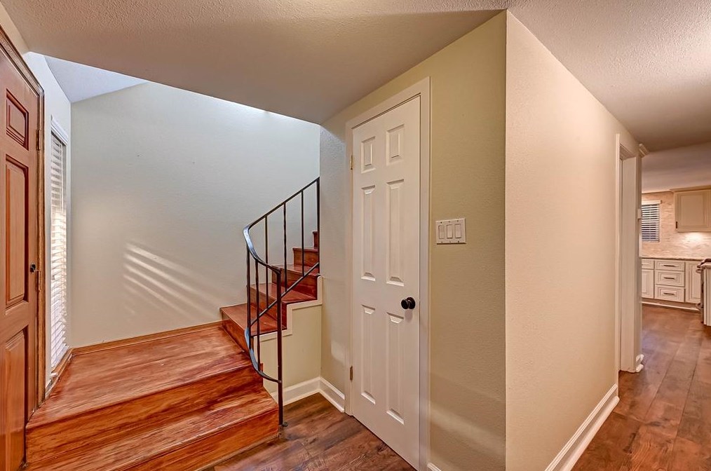 2015 Chaparral Dr, Houston TX  77043-2401 exterior