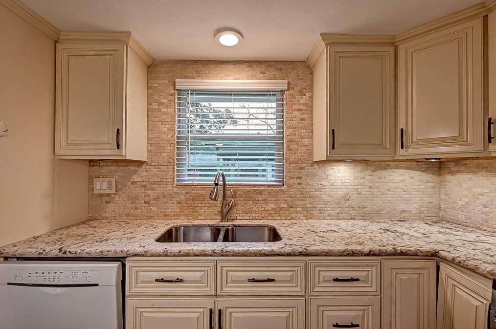 2015 Chaparral Dr, Houston TX  77043-2401 exterior
