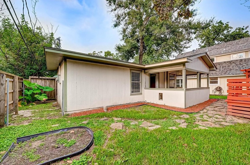 2015 Chaparral Dr, Houston TX  77043-2401 exterior