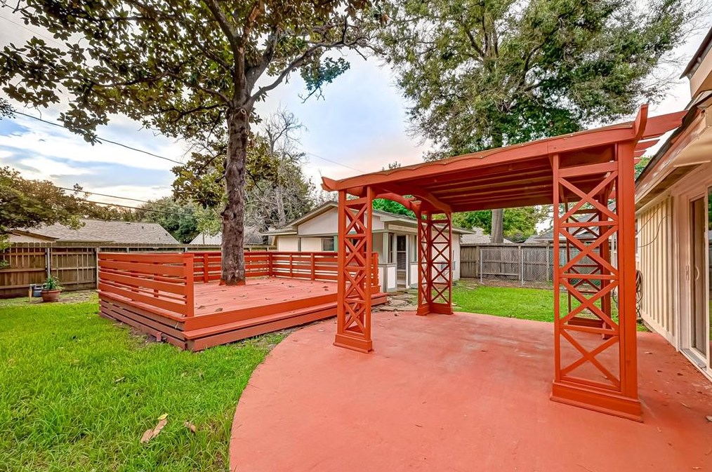 2015 Chaparral Dr, Houston TX  77043-2401 exterior
