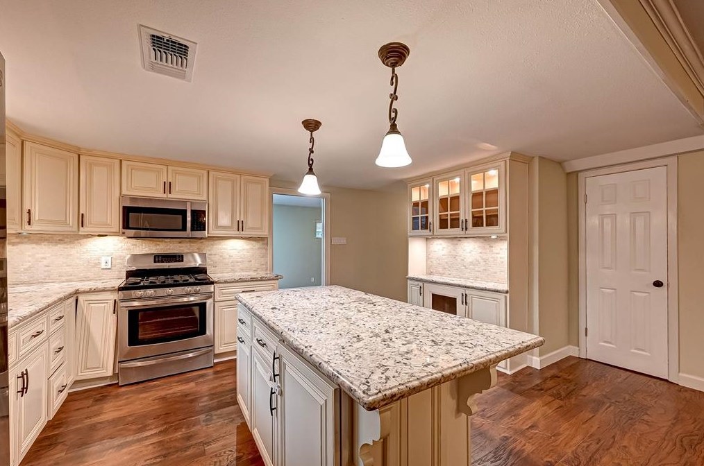 2015 Chaparral Dr, Houston TX  77043-2401 exterior