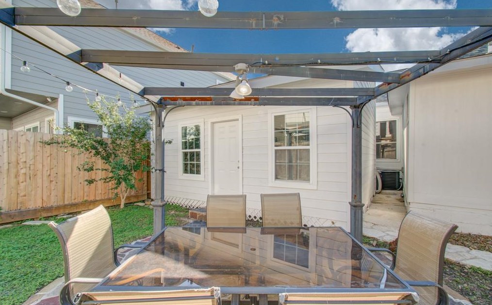 2110 Summer St, Houston TX  77007-4157 exterior