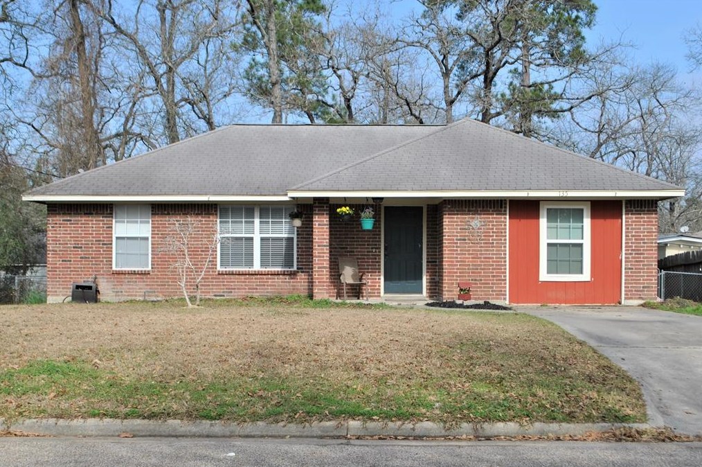 135 Forest Dr, Panorama Village, TX 77378