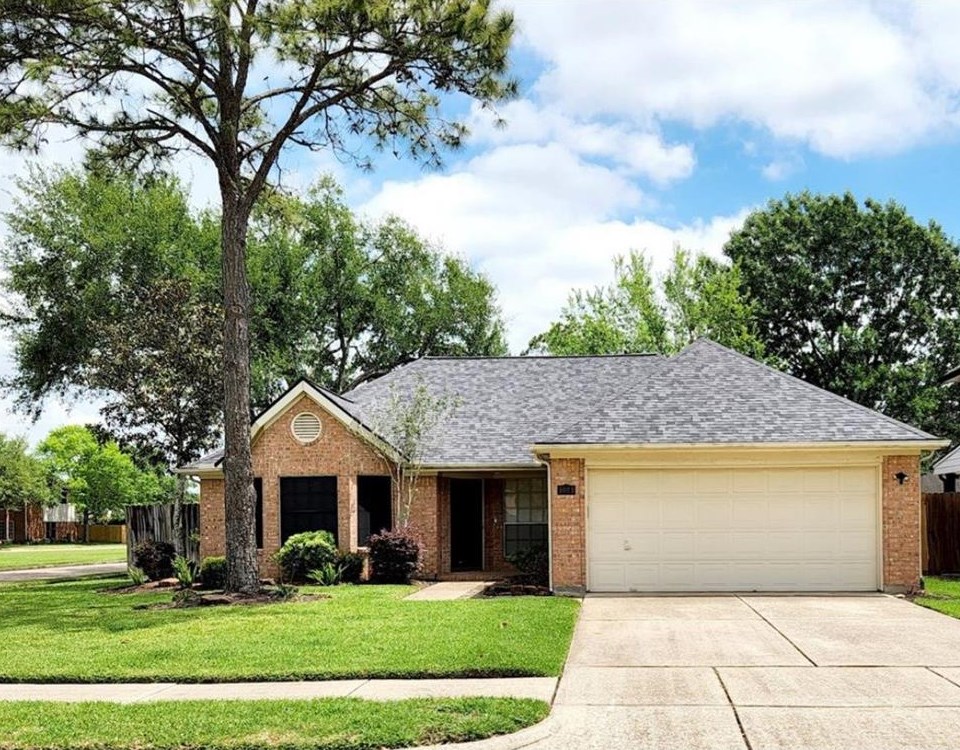 1021 N Sunset Dr, Pearland, TX 77581