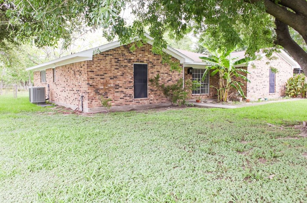 912 Robinson Rd, Morgans Point, TX 77571