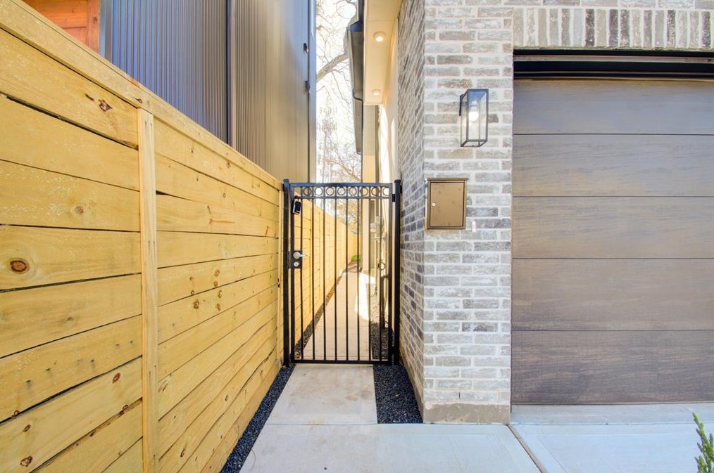 2212 Berry St, Houston, TX 77004-4212