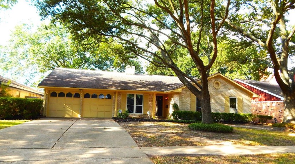 8422 Edgemoor Dr, Houston, TX 77036