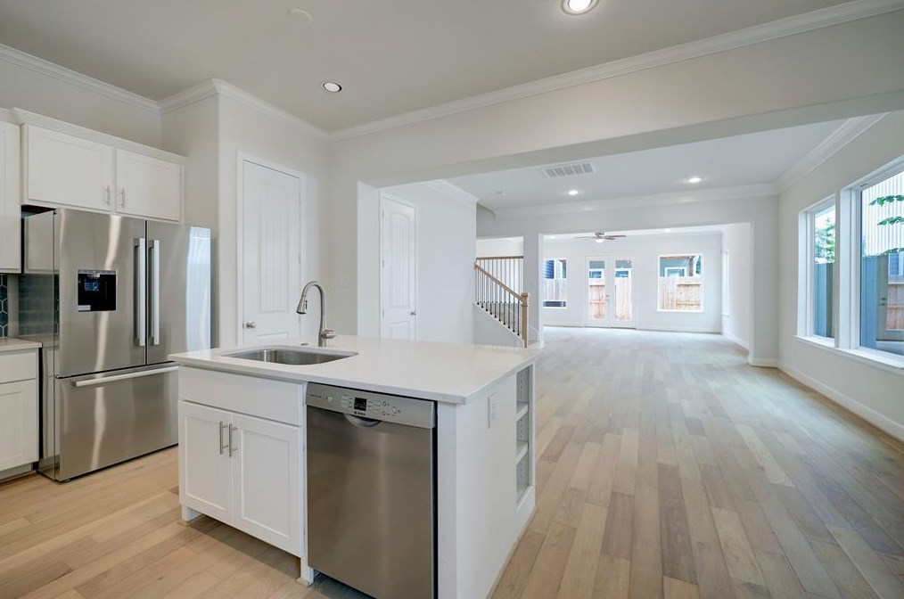 945 Wakefield Dr, Houston TX  77018-6203 exterior