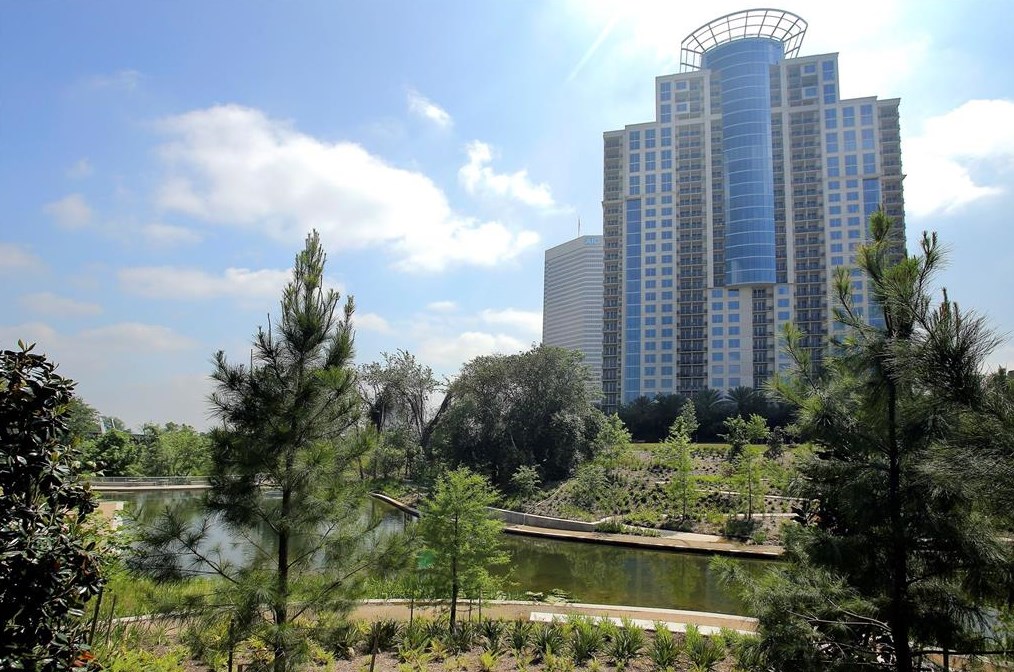 2111 Troon Rd, Houston TX  77019-1511 exterior