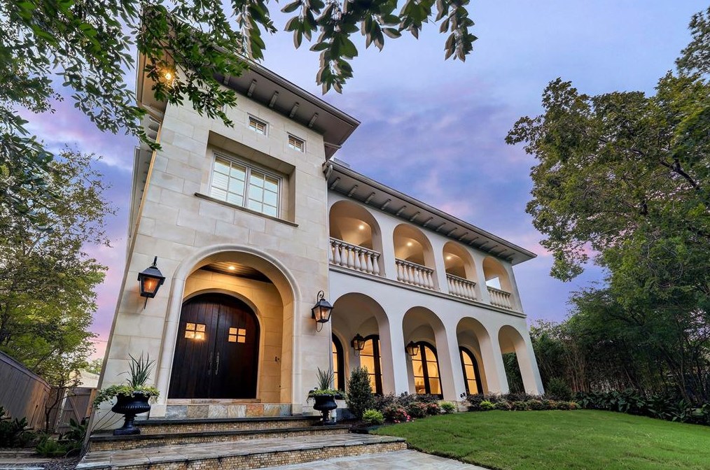 2111 Troon Rd, Houston TX  77019-1511 exterior