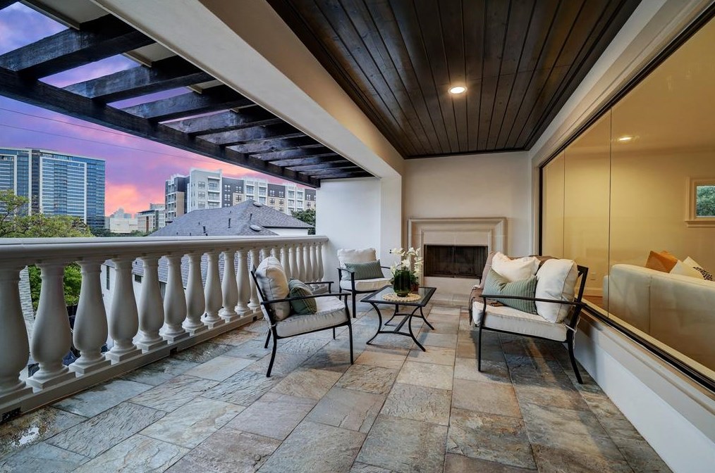 2111 Troon Rd, Houston TX  77019-1511 exterior