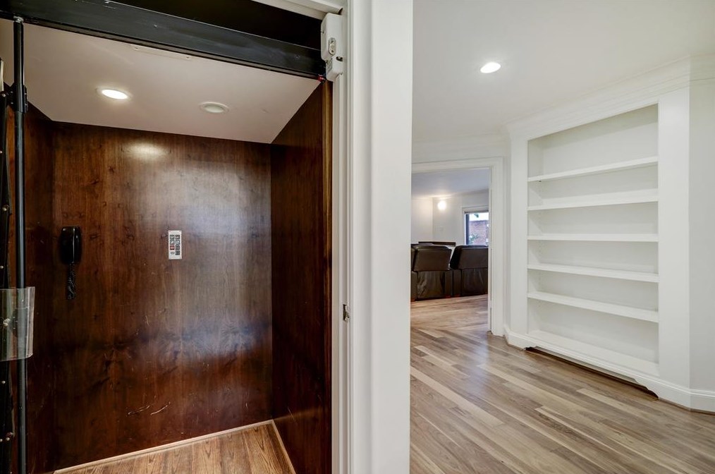 2111 Troon Rd, Houston TX  77019-1511 exterior