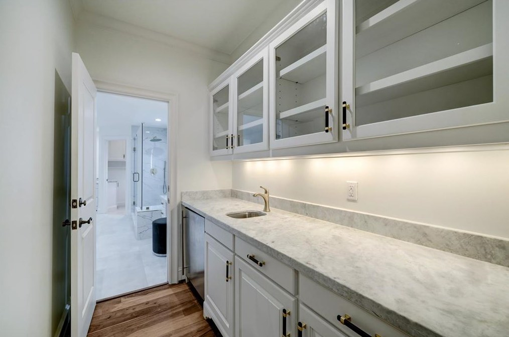 2111 Troon Rd, Houston TX  77019-1511 exterior