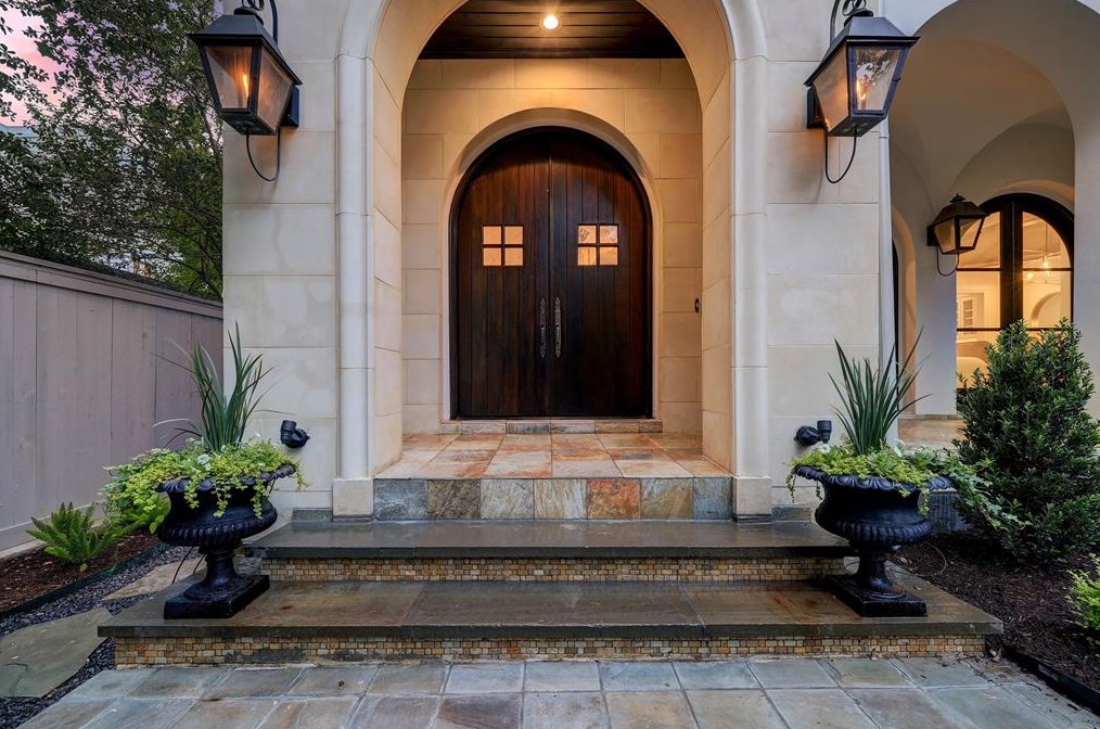 2111 Troon Rd, Houston TX  77019-1511 exterior