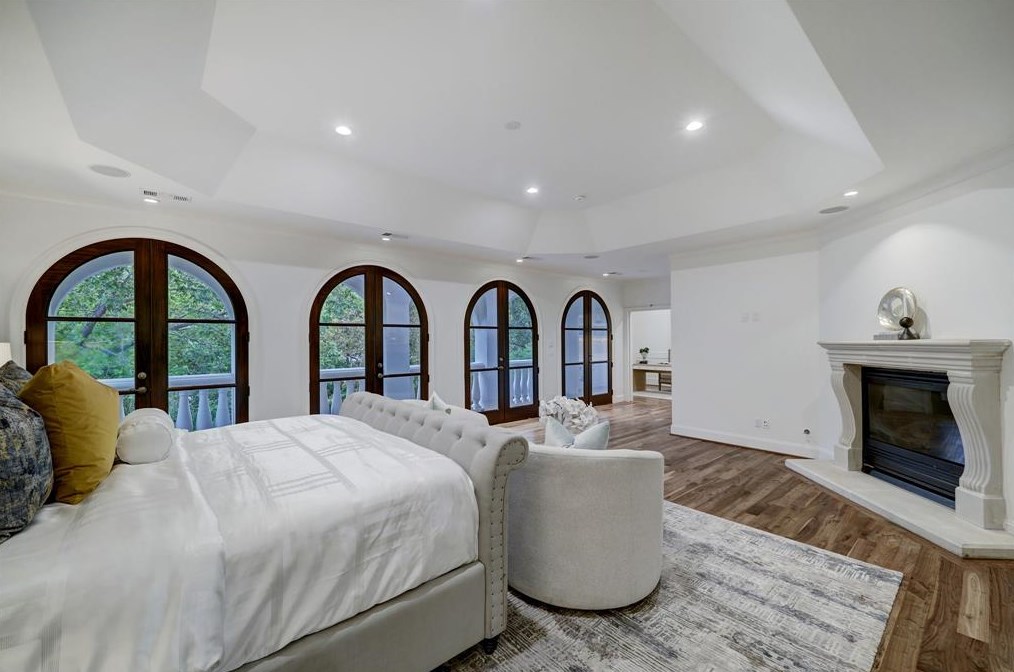 2111 Troon Rd, Houston TX  77019-1511 exterior