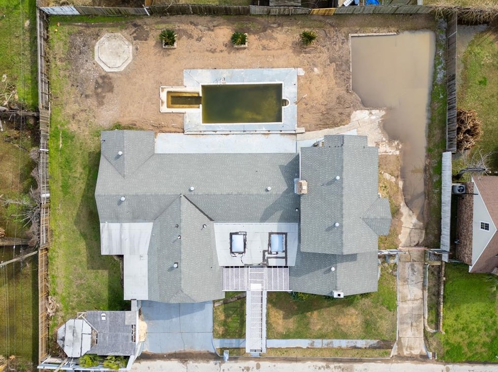 7001 Leslie Dr, Galveston, TX 77551