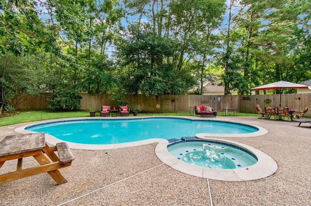 10 Elk Crossing Dr, Spring, TX 77381