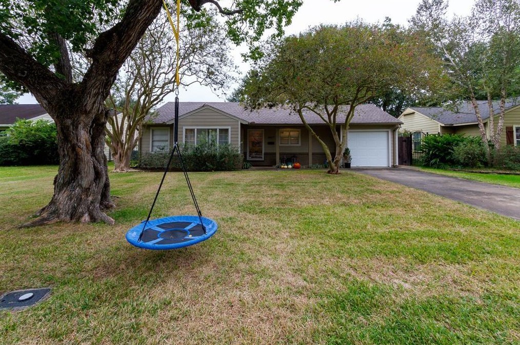 4607 Pine St, Bellaire, TX 77401