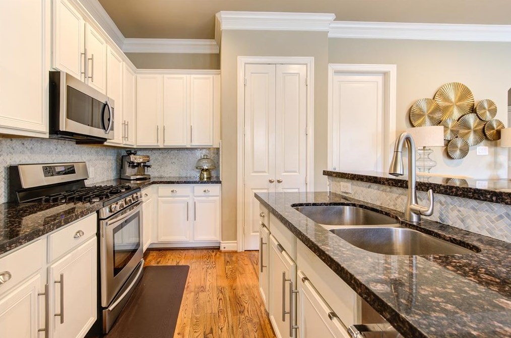 1110 Sherwood Trl, Houston TX  77043-2870 exterior