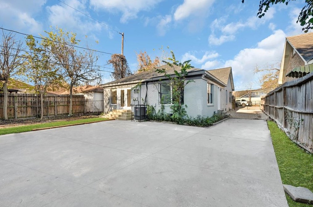1633 Fourcade St #c, Houston, TX 77023