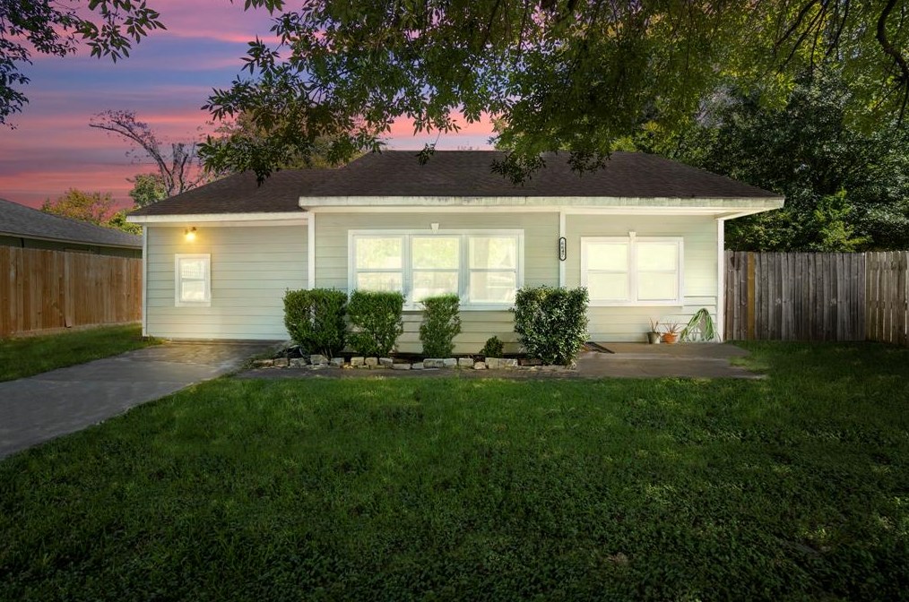6647 Cresthill St, Houston, TX 77033-1032