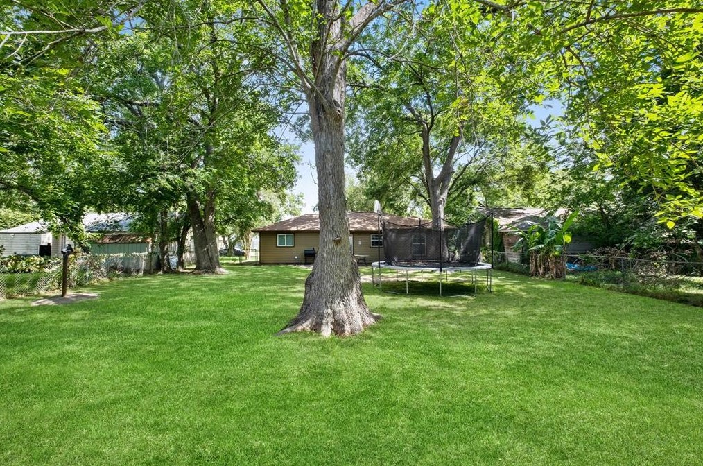 1008 Southampton St, Angleton TX  77515-3540 exterior
