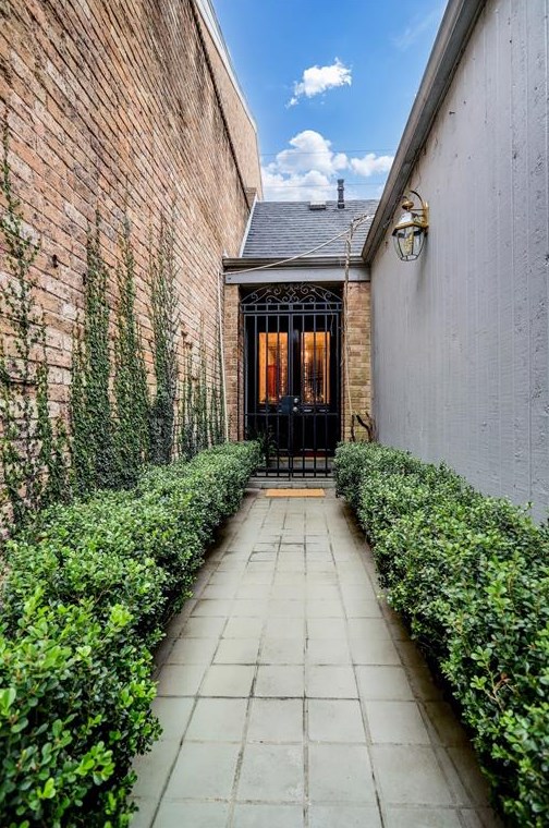 10 Briar Hollow Ln, Houston TX  77027-2817 exterior