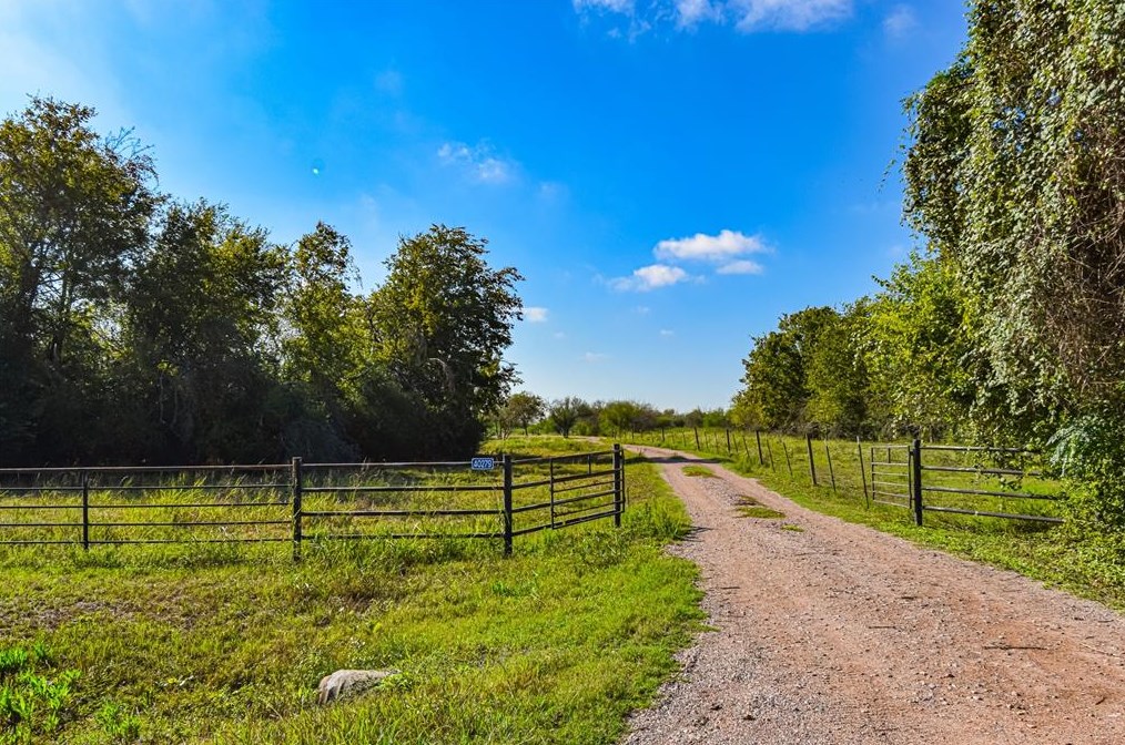 40279 Holik Rd, Hempstead, TX 77445